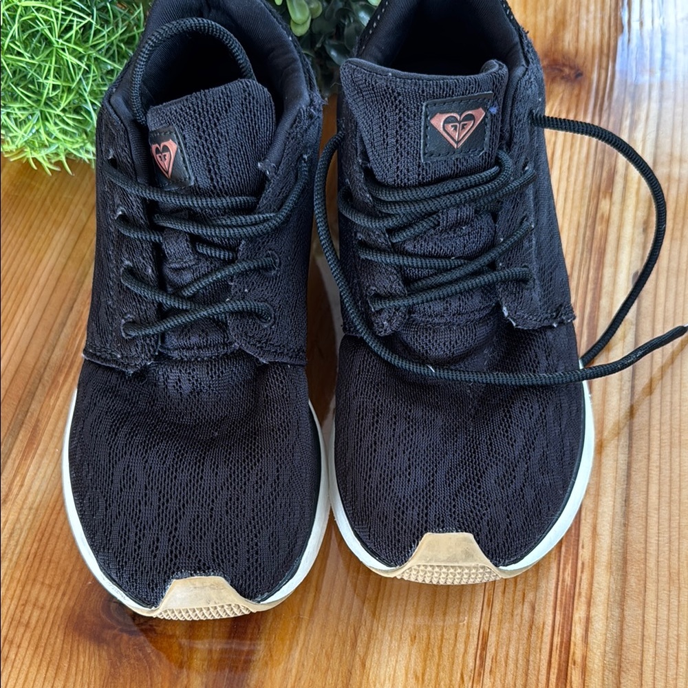 Roxy Black Athletic Shoes with Knit Upper and Sleek Design